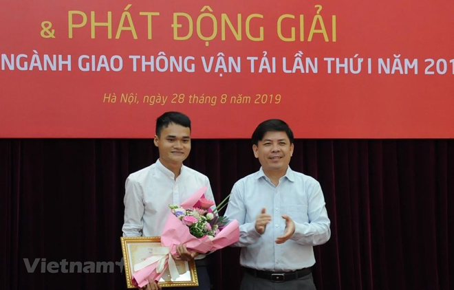 Bộ trưởng Bộ Giao thông Vận tải Nguyễn Văn Thể trao giải Nhất Giải báo chí viết về ngành giao thông vận tải trên Báo Giao thông.