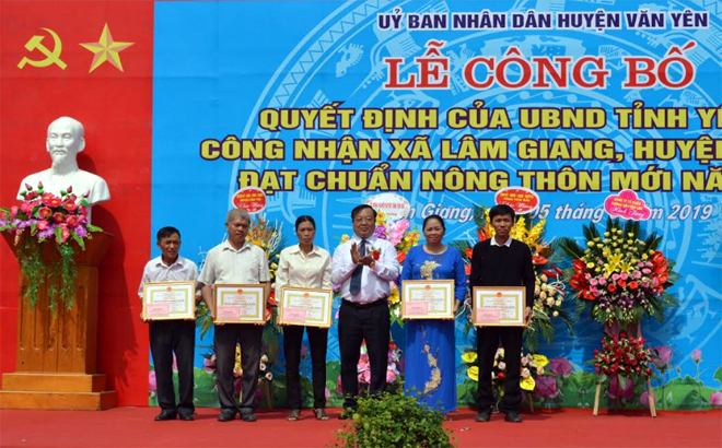 Các tập thể, cá nhân có thành tích xuất sắc trong phong trào xây dựng nông thôn mới ở xã Lâm Giang được nhận giấy khen của UBND huyện. (Ảnh: Thanh Tân)