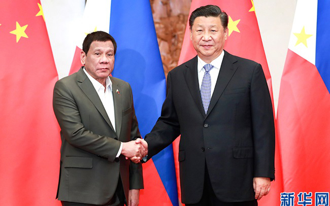 Chủ tịch Trung Quốc Tập Cận Bình (bìa phải) và Tổng thống Philippines Rodrigo Duterte.