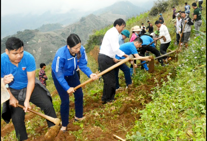 Thanh niên Yên Bái tham gia khai hoang 5ha công trình ruộng bậc thang tại bản Nậm Pẳng, xã Nậm Có, huyện Mù Cang Chải hưởng ứng Chương trình 
