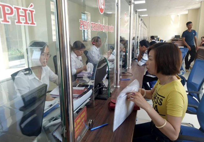 Nhiều người dân đánh giá “rất hài lòng” khi thực hiện giao dịch tại Bộ phận Phục vụ hành chính công của huyện Lục Yên.