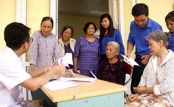 Chi hội Thầy thuốc trẻ Bệnh viện Đa khoa tỉnh phối hợp với Thành đoàn Yên Bái khám, tư vấn phòng ngừa các bệnh thường gặp ở NCT tại xã Tuy Lộc.