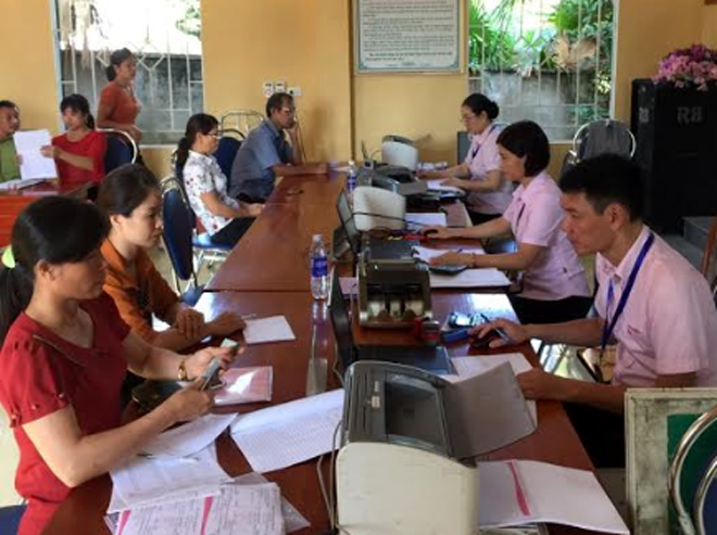 Một buổi giao dịch của Ngân hàng Chính sách xã hội huyện Văn Yên tại cơ sở.