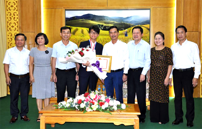 Em Nguyễn Đình Hoàng đón nhận Bằng khen của UBND tỉnh sau khi đạt Huy chương Bạc Olympic Hóa học quốc tế.