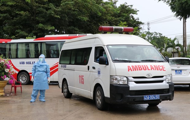 Xe cấp cứu chở bệnh nhân vào bệnh viện dã chiến ở Đà Nẵng.