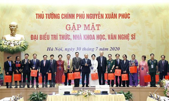 Thủ tướng Nguyễn Xuân Phúc gặp mặt đại biểu tri thức, nhà khoa học, văn nghệ sỹ.