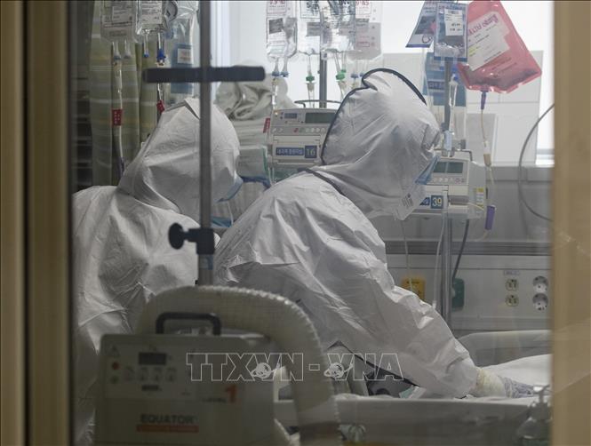 Nhân viên y tế chăm sóc bệnh nhân mắc COVID-19 tại một bệnh viện ở Daegu, Hàn Quốc ngày 18/3/2020.