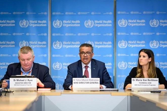 Tổng giám đốc WHO Tedros Adhanom Ghebreyesus (giữa), tiến sĩ Michael Ryan (trái) trong một cuộc họp báo của WHO.