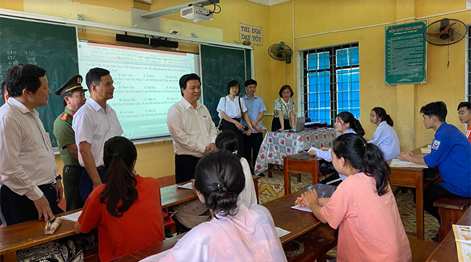 Thứ trưởng Bộ GD&ĐT Nguyễn Hữu Độ cùng các đồng chí lãnh đạo tỉnh, lãnh đạo Sở GD&ĐT kiểm tra công tác chuẩn bị cho Kỳ thi tốt nghiệp THPT tại Trường THPT Thác Bà, huyện Yên Bình.