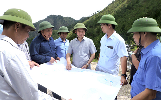 Chủ tịch UBND tỉnh Đỗ Đức Duy (thứ 4 từ trái sang) kiểm tra công trình đường nối quốc lộ 32 với tỉnh lộ 174 ngày 18/7/2020