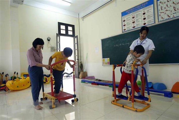 Tập phục hồi chức năng cho các học sinh khuyết tật tại trường phục hồi chức năng và dạy nghề cho người khuyết tật huyện Tiên Lữ.