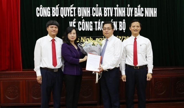 Ông Nguyễn Nhân Chinh (thứ hai từ phải qua) nhận quyết định giữ chức Bí thư Thành ủy Bắc Ninh hôm 22.7