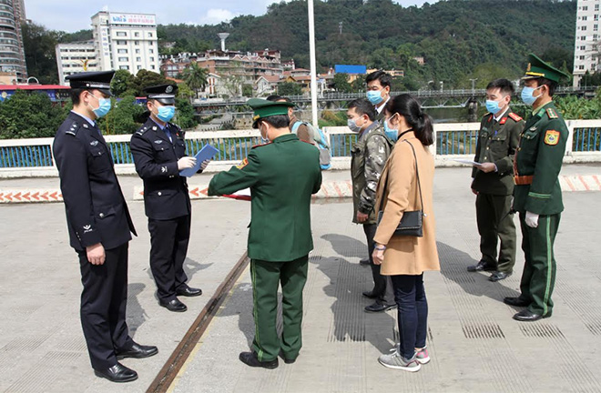 Cán bộ Phòng An ninh đối ngoại, Công an tỉnh bàn giao đối tượng nhập cảnh trái phép cho công an Trung Quốc.