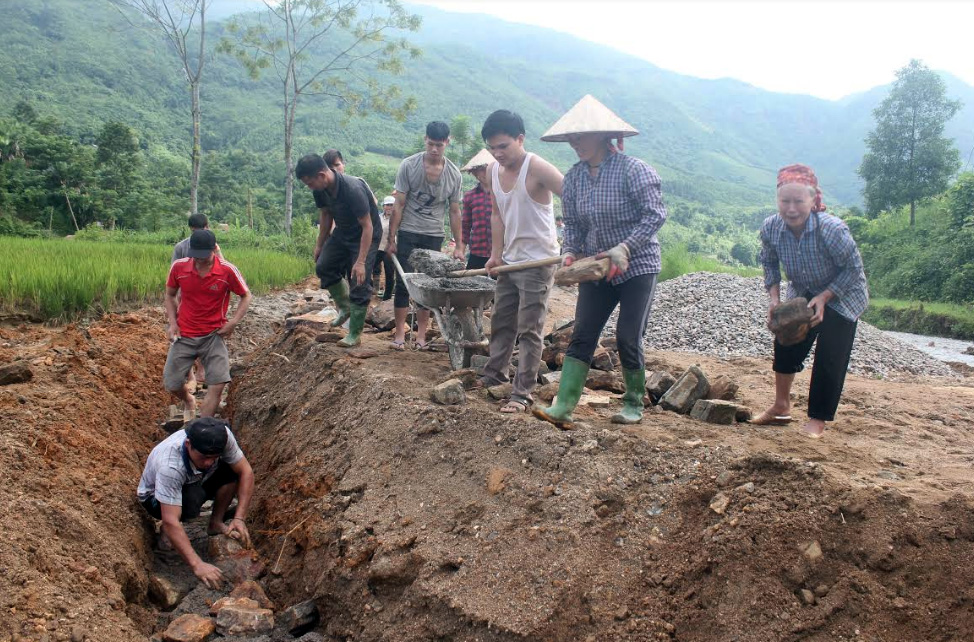 Đồng bào dân tộc thiểu số xã Ngòi A, huyện Văn Yên tham gia xây dựng hạ tầng nông thôn.