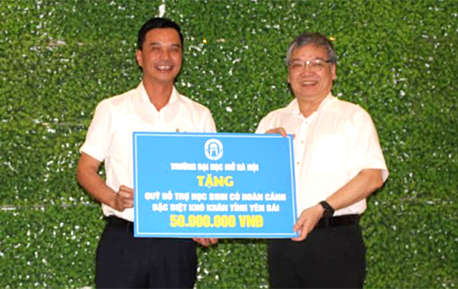 Đại diện Trường Đại học Mở Hà Nội trao tặng 50 triệu đồng cho các em học sinh có hoàn cảnh đặc biệt khó khăn tham gia kỳ thi tốt nghiệp THPT năm 2020 tỉnh Yên Bái.