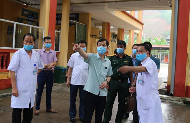 Đồng chí Nguyễn Minh Tuấn - Uỷ viên Ban Thường vụ, Trưởng ban Tuyên giáo Tỉnh uỷ kiểm tra công tác phòng chống dịch Covid-19 tại Trung tâm Y tế huyện Văn Yên.