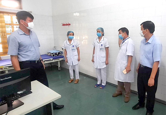 Đồng chí Trần Huy Tuấn - Trưởng Ban tổ chức Tỉnh ủy kiểm tra cơ sở điều trị cách ly tại Trung tâm Y tế huyện.