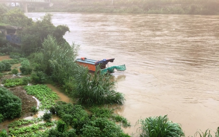 Lũ lớn trên thượng nguồn sông Hồng, đoạn chảy qua thành phố Lào Cai.