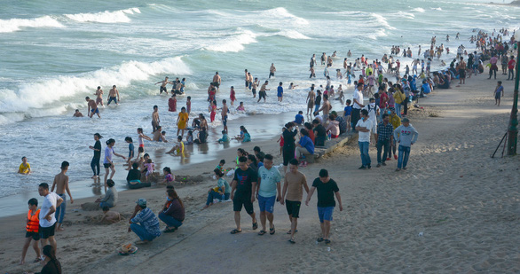 Người dân và du khách trong một lần tắm biển tại bãi công cộng Đồi Dương - Phan Thiết, Bình Thuận