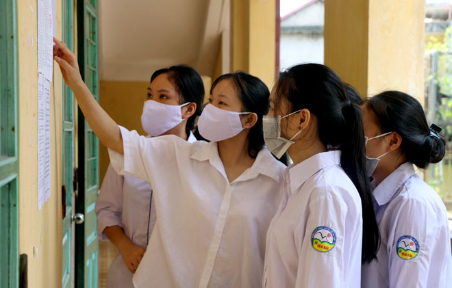 Thí sinh kiểm tra lại số báo danh tại điểm thi Trường Phổ thông Dân tộc nội trú THPT tỉnh Yên Bái.