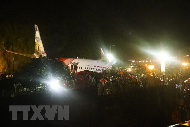 Hiện trường vụ tai nạn máy bay chở khách ở sân bay quốc tế Calicut (Kozhikode) thuộc bang Kerala, Ấn Độ ngày 7/8/2020.