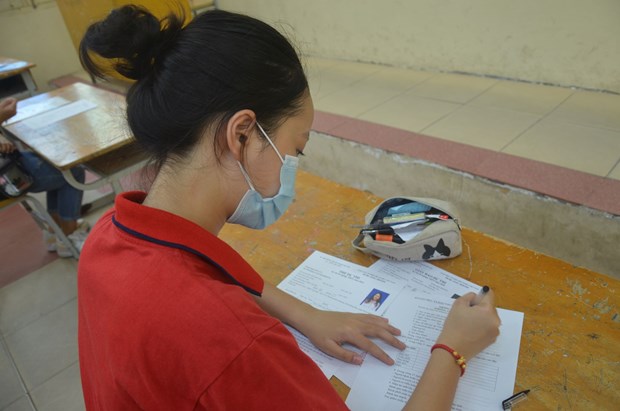 Thí sinh làm thủ tục dự thi tại điểm thi THPT Việt Đức.