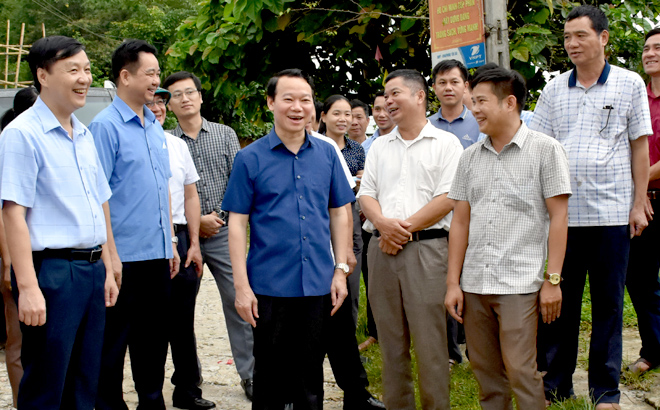 Chủ tịch UBND tỉnh Đỗ Đức Duy (thứ ba từ trái sang) mong muốn người dân Lục Yên đồng thuận hiến đất làm đường.