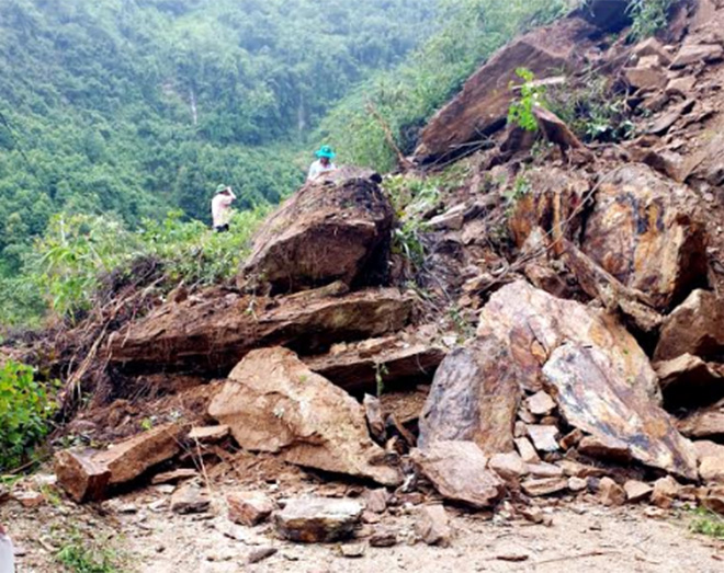 Ảnh hưởng của hoãn lữu cơn bão số 2, một số điểm trên tuyến đường Phình Hồ - Làng Nhì đã bị sạt lở với khối lượng lớn.