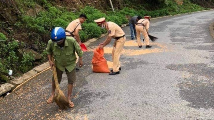 Các chiến sỹ CSGT huyện Trạm Tấu giúp người dân dọn ngô trước cơn mưa đại ngàn. 
