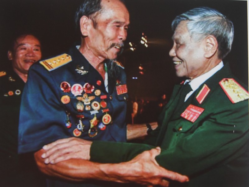 Trong cuộc đời binh nghiệp của mình, Tổng Bí thư Lê Khả Phiêu gia nhập quân đội từ năm 1950, khi ông mới 19 tuổi. Trưởng thành từ một binh nhì, với những chiến công xuất sắc, ông dần lên đến vị trí Chủ nhiệm Tổng cục Chính trị Quân đội Nhân dân Việt Nam, hàm Thượng tướng.