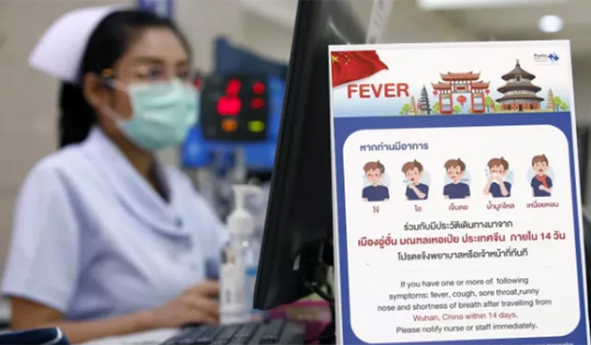 Poster chỉ dẫn về các triệu chứng của bệnh COVID-19 tại một bệnh viện ở Bangkok.