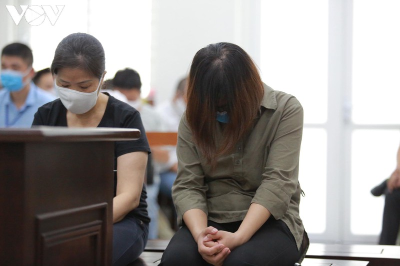 Bị cáo Nguyễn Thị Thủy cúi đầu khóc tại tòa vì cho rằng án sơ thẩm quá nặng.