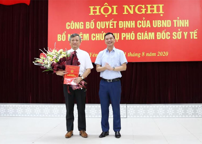 Đồng chí Dương Văn Tiến - Phó Chủ tịch UBND tỉnh Yên Bái trao Quyết định và tặng hoa chúc mừng tân Phó Giám đốc Sở Y tế Đặng Đình Thắng