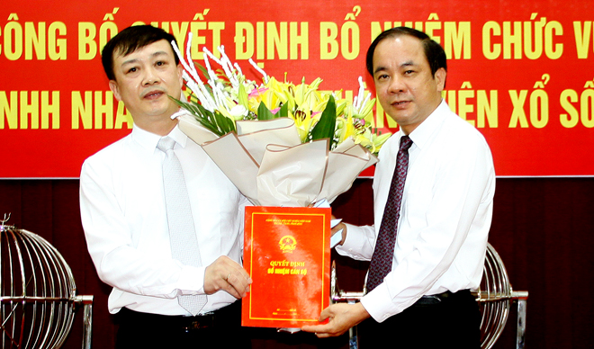 Đồng chí Tạ Văn Long - Phó Chủ tịch Thường trực UBND tỉnh trao quyết định của UBND tỉnh cho đồng chí Hoàng Tiến Dũng.