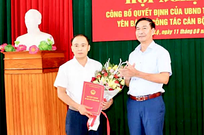 Đồng chí Nguyễn Văn Tuyến- Giám đốc Sở Y tế trao quyết định bổ nhiệm và tặng hoa chúc mừng tân Giám đốc Bệnh viện ĐKKV Nghĩa Lộ Phan Thanh Tôn
