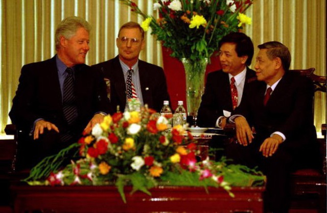 Tổng thống Bill Clinton hội kiến Tổng Bí thư Lê Khả Phiêu tại Trụ sở Trung ương Đảng trong khuôn khổ chuyến thăm chính thức Việt Nam lần đầu tiên của người đứng đầu Chính phủ Hoa Kỳ kể từ khi chiến tranh kết thúc, mở ra một chương mới trong quan hệ hai nước - tháng 11/2000.