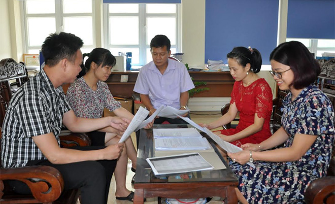 Cán bộ Sở Tư pháp trao đổi, tìm hiểu Luật Xuất cảnh, nhập cảnh của công dân Việt Nam.
