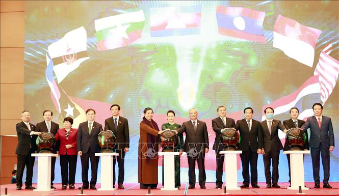 Chủ tịch Quốc hội Nguyễn Thị Kim Ngân và các đại biểu nhấn nút khai trương Trang thông tin điện tử của Năm Chủ tịch AIPA 2020 và Đại hội đồng Liên nghị viện Hiệp hội các nước Đông Nam Á lần thứ 41.