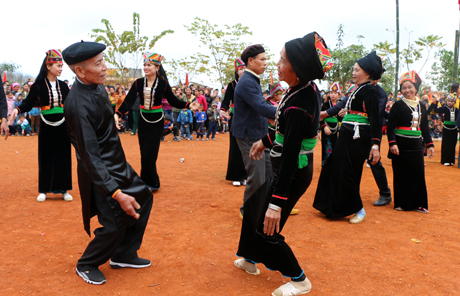 Các nghệ nhân biểu diễn dân vũ trong lễ hội cầu Mùa ở xã Nghĩa Sơn, huyện Văn Chấn, tỉnh Yên Bái. (Ảnh: Thanh Chi)