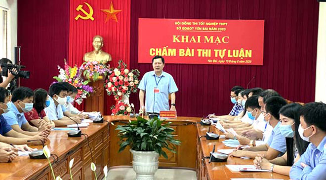 Ông Vương Văn Bằng - Giám đốc Sở Giáo dục - Đào tạo phát biểu tại buổi khai mạc chấm bài thi tự luận.
