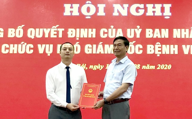 Bác sĩ CKII Nguyễn Văn Tuyến - Giám đốc Sở Y tế trao Quyết định bổ nhiệm Phó Giám đốc Bệnh viện Đa khoa tỉnh cho thạc sĩ, bác sĩ Nguyễn Trung Hiếu.