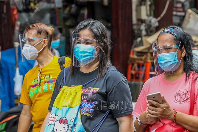 Người dân đeo khẩu trang và kính che mặt phòng lây nhiễm COVID-19 tại Manila, Philippines ngày 11/8/2020.