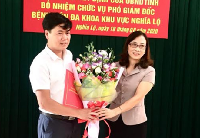 Đồng chí Lê Thị Hồng Vân - Phó Giám đốc Sở Y tế trao quyết định và tặng hoa chúc mừng tân Phó giám đốc Bệnh viện Đa khoa khu vực Nghĩa Lộ.