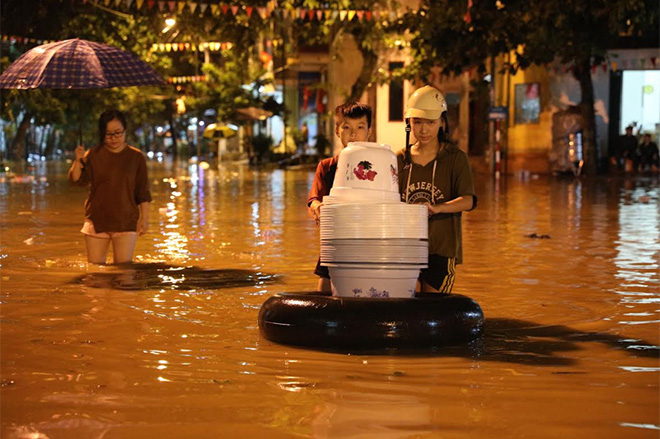 Người dân đường Thanh Niên, phường Hồng Hà chuyển đồ đạc khi nước sông Hồng dâng cao.