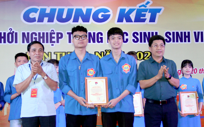 The first prize is awarded to Nguyen Anh Kiet and Do Vu Duy Anh from Tran Nhat Duat High School in Yen Binh district.