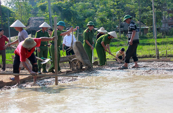 Cán bộ, chiến sĩ Công an huyện Yên Bình giúp người dân làm đường giao thông nông thôn.