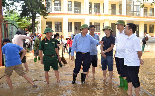 Ông Trần Quang Hoài – Tổng cục trưởng Tổng cục Phòng, chống thiên tai kiểm tra công tác khắc phục hậu quả thiên tai trên địa bàn thành phố Yên Bái.