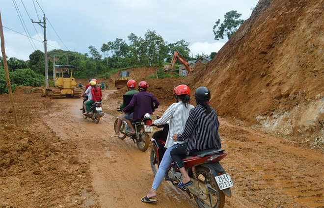 Xã Yên Phú huy động lực lượng khắc phục tình trạng sạt lở ta - luy do mưa lũ gây ra để bảo đảm giao thông thông suốt.