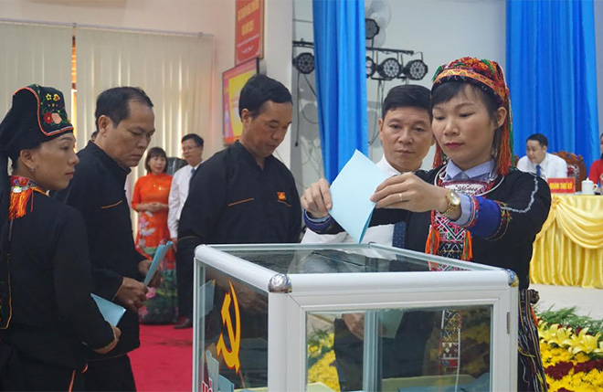 Đại biểu đồng bào dân tộc thiểu số huyện Văn Yên tham gia bỏ phiếu bầu Ban Chấp hành Đảng bộ huyện khóa mới.
