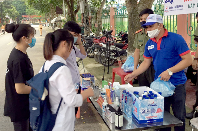 Các tình nguyện viên ở Yên Bái hỗ trợ học sinh trong kỳ thi tốt nghiệp THPT.